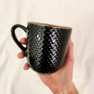 MUG ABU DHABI NEGRO BORDE DORADO 384 ML.