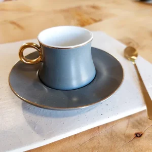 TAZA Y PLATO ANNE GRIS BORDE DORADO 90 ML.